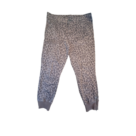 Level 99‎ Womens Utility Jogger Pants Gray Leopard Print Size 30 - Picture 1 of 10